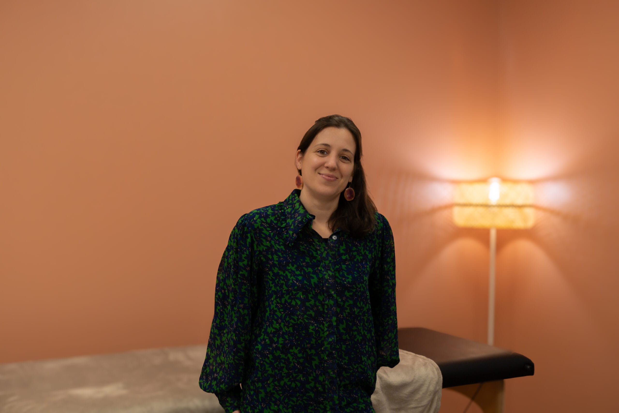 Élodie Kersuzan, kinésiologue près de Vannes, dans son cabinet à Saint-Nolff, offrant des séances personnalisées.